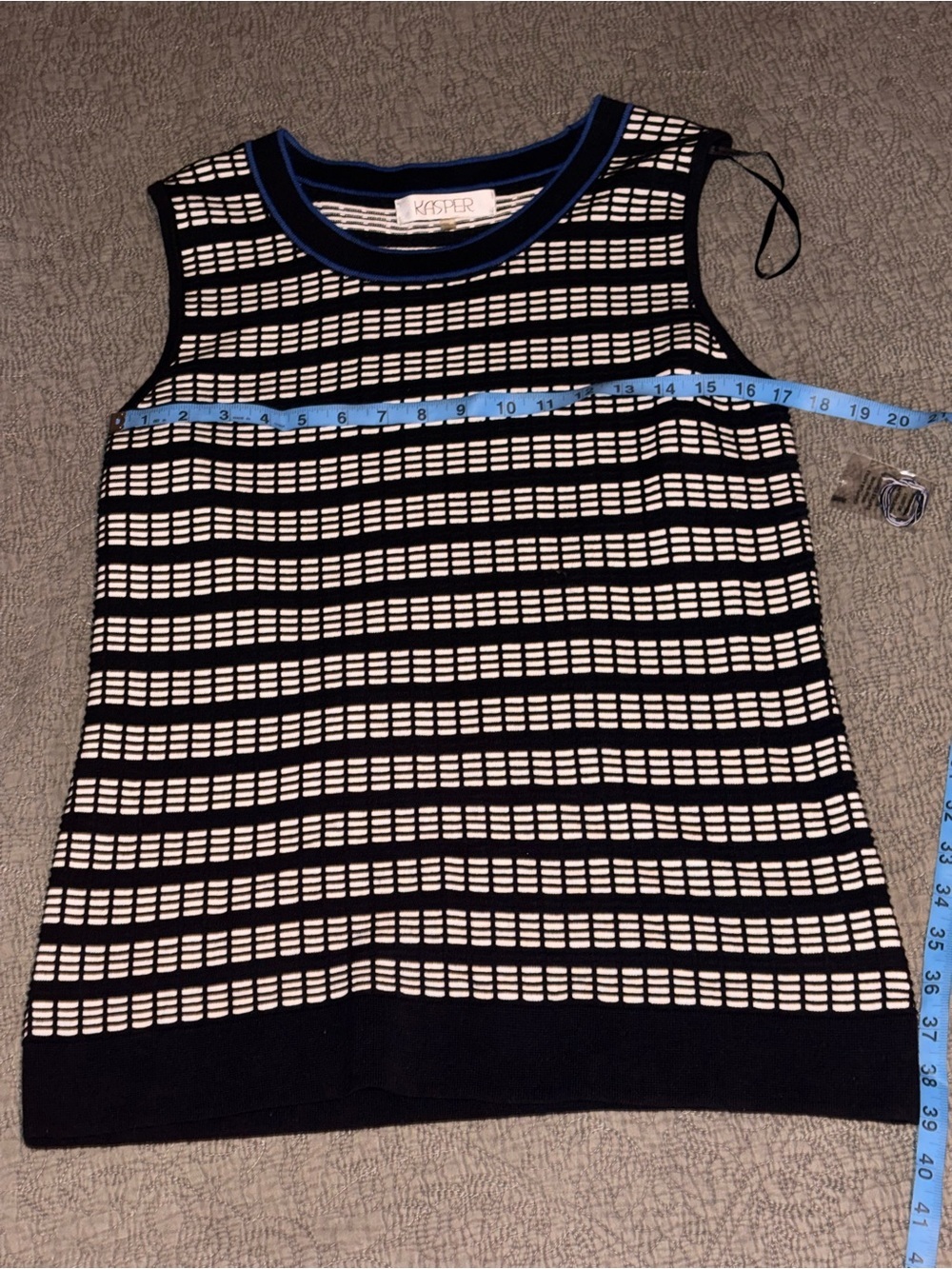Kasper Black White Blue Sleeveless Knit Top Size Medium Geometric Career nwt - Picture 2 of 6